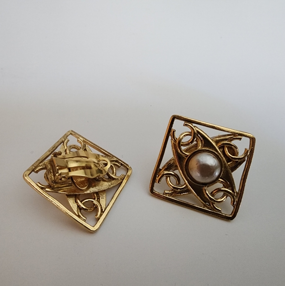 CHANEL Early 90's 4 CC COCO Square With Pearls Earrings - Picture 4 of 11